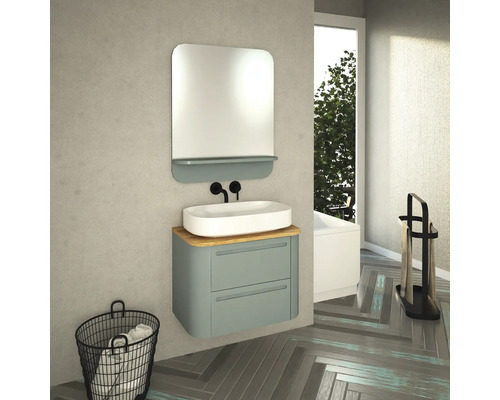 Salle de bains avec meuble-lavabo, miroir, étagère, lavabo, panier à linge et porte-serviettes