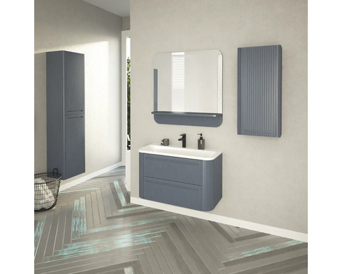 Salle de bains avec meuble sous-lavabo, armoire de toilette et armoire haute