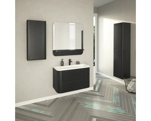 Salle de bains avec meuble sous-lavabo, miroir, armoire suspendue et armoire haute en aspect bois foncé