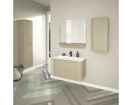 Badezimmer mit Waschtischunterschrank, Spiegel, Hängeschrank und Hochschrank