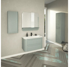 Badezimmer mit Waschbecken, Spiegel und Hochschrank