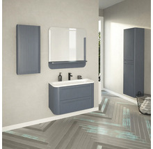 Badezimmer mit Waschtischunterschrank, Spiegel, Hängeschrank und Hochschrank