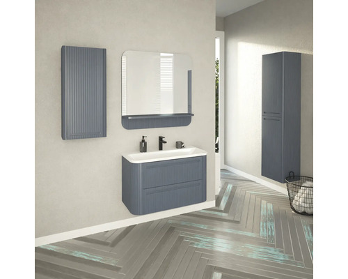 Salle de bains avec meuble sous-lavabo, miroir, armoire suspendue et armoire haute