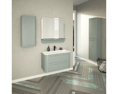 Badezimmer mit Waschbecken, Spiegel, Spiegelschrank und Hochschrank