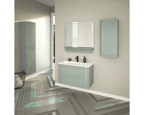 Badezimmer mit Waschtischunterschrank, Spiegel, Hängeschrank und Hochschrank in hellem Farbton