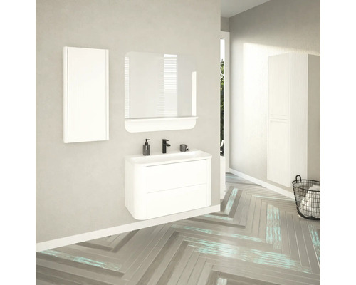 Modernes Badezimmer mit Waschtisch, Spiegel, Spiegelschrank und Hochschrank.