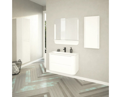 Salle de bain lumineuse avec meuble-lavabo, miroir, armoire de toilette et armoire haute blancs