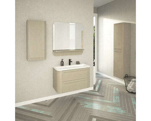 Helles Badezimmer mit Waschtischunterschrank, Spiegel, Hängeschrank und Hochschrank