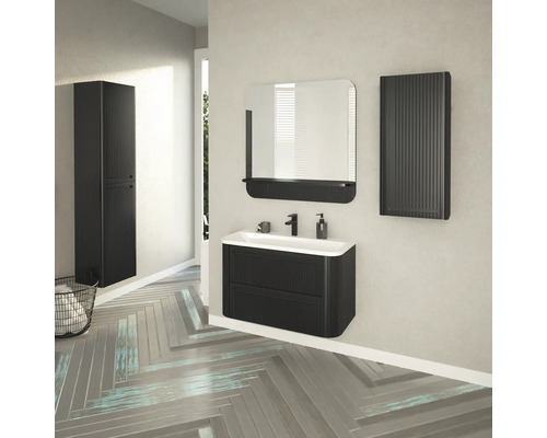 Modernes Badezimmer mit Waschbeckenunterschrank, Spiegel, Hängeschrank und Handtuchwärmer