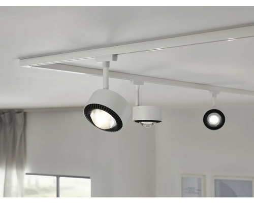 Weisses Schienensystem mit drei Strahlern an der Decke.