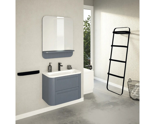 Badezimmer mit Waschtischunterschrank, Spiegel, Handtuchhalter, Handtuchleiter und Wäschekorb