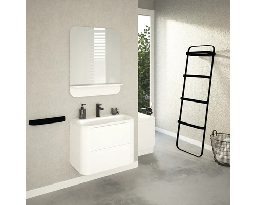 Helles Badezimmer mit Waschbeckenunterschrank, Spiegel, Handtuchhalter und Handtuchleiter