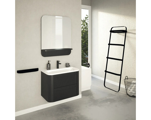 Badezimmer mit Waschtisch, Spiegel, Handtuchhalter und Handtuchleiter