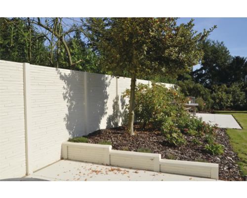 Jardin avec clôture en béton et arbre