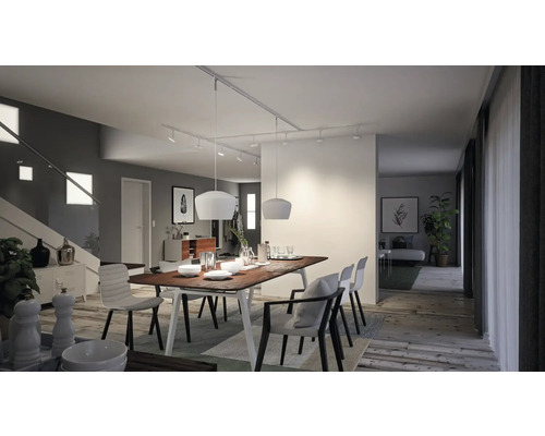 Salle à manger lumineuse avec table, chaises et système d''éclairage