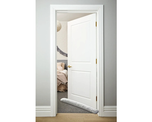 Innenraumansicht mit Tür, Türrahmen und Zugluftstopper