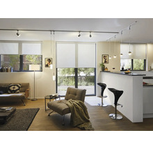 Wohnzimmer mit Couch, Sessel, Barhockern und Rollos