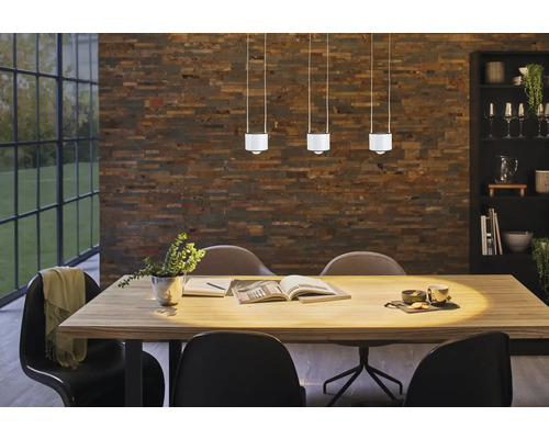 Salle à manger avec table, chaises et trois suspensions