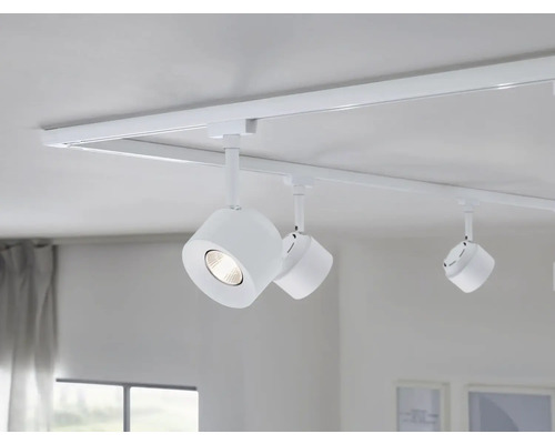 Rail de plafond avec plusieurs spots pour l''éclairage de la pièce