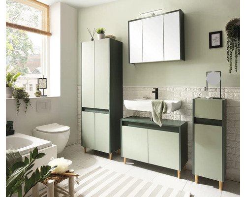 Helles Badezimmer mit Waschbecken, Spiegelschrank, Hochschrank und Unterschrank