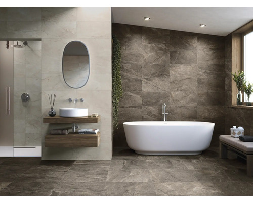 Salle de bains lumineuse avec baignoire, lavabo, miroir, douche et carrelage