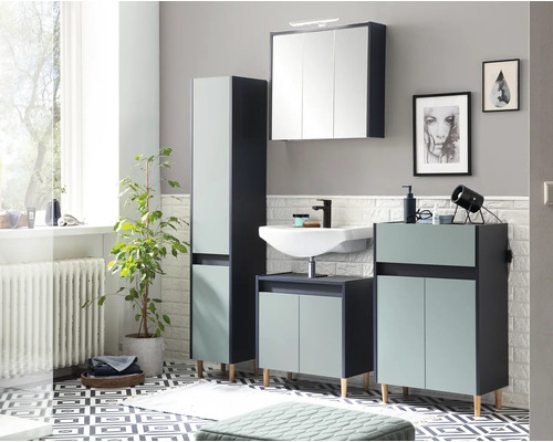 Salle de bains lumineuse avec meuble sous-lavabo, armoire de toilette et armoire haute dans un design moderne