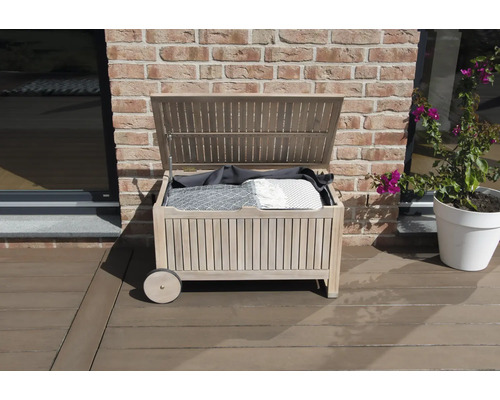 Geöffnete Aufbewahrungsbox aus Holz mit Rollen auf einer Terrasse