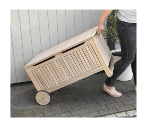 Bewegliche Aufbewahrungsbox aus Holz mit Deckel wird von einer Person gekippt.