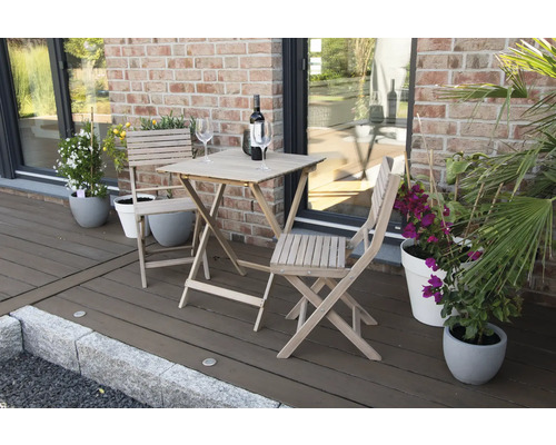 Gartenset mit Klapptisch und zwei Klappstühlen auf einer Terrasse