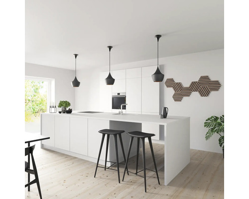 Cuisine lumineuse avec armoires blanches, îlot de cuisine, tabourets de bar et suspensions