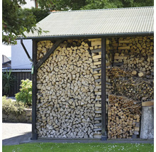 Holzlager mit Holzscheiten und Anmachholz