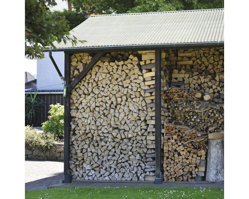 Hangar à bois avec bois de chauffage et petit bois empilés