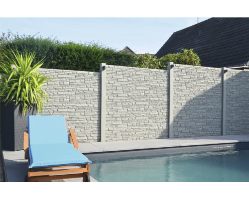 Vue de jardin avec clôture d''intimité et piscine