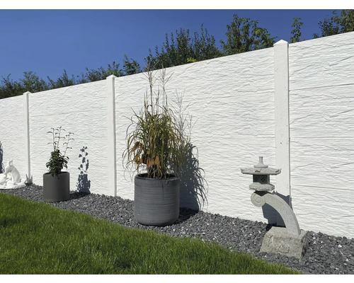 Installation de clôture de jardin blanche avec plantes et décoration
