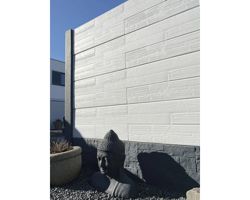 Gartenansicht mit Sichtschutzzaun in Holzoptik und Buddha Statue