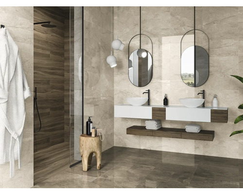 Helles Badezimmer mit Steinzeugfliesen, Waschtisch, Spiegeln und Dusche.