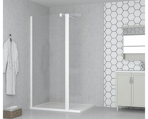Salle de bains avec paroi de douche, lavabo et serviette