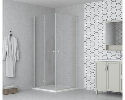 Cabine de douche en verre transparent dans une salle de bain lumineuse