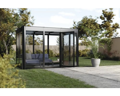 Salon de jardin avec parois en verre et portes ouvertes sur une pelouse