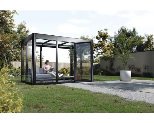 Serre avec une personne en train de lire dans le jardin