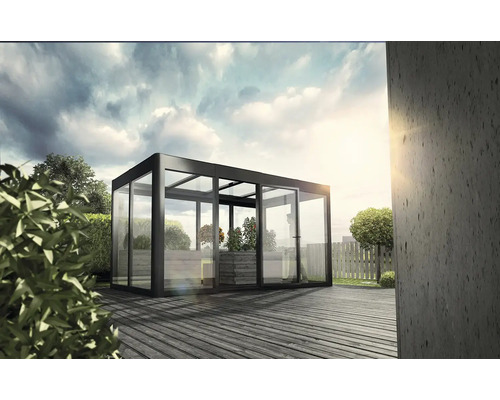 Vue extérieure d''une serre de jardin moderne en verre sur une terrasse en bois