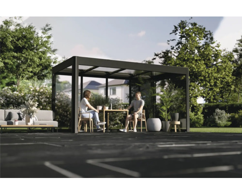 Pergola de terrasse avec table et sièges dans le jardin
