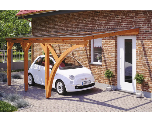 Carport aus Holz mit Auto vor einem Haus