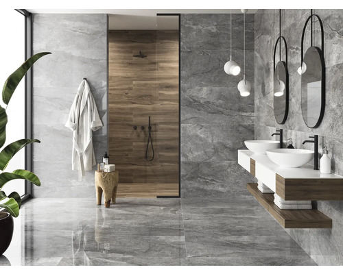 Modernes Badezimmer mit grauen Fliesen in Marmoroptik, Holzelementen und Doppelwaschtisch