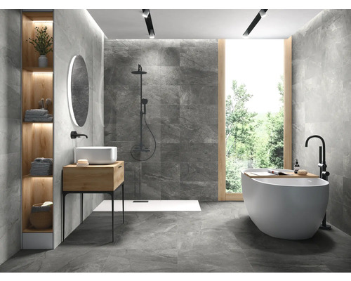 Modernes Badezimmer mit grauen Fliesen, Badewanne, Dusche und Waschtisch
