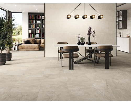 Helles Wohnzimmer mit Esstisch, Stühlen und Bodenfliesen.