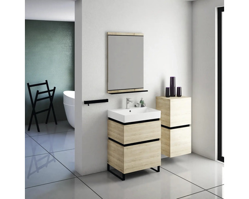 Salle de bain avec meuble sous-lavabo, miroir et porte-serviettes