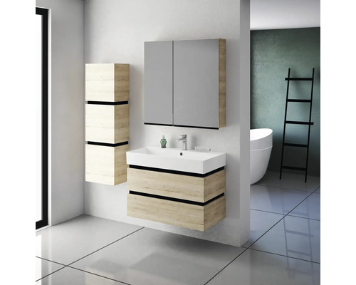 Salle de bain avec meuble-lavabo, armoire de toilette et armoire haute en décor bois clair