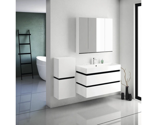 Salle de bains avec meuble-lavabo, armoire de toilette et étagère