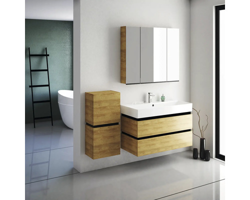 Salle de bains avec lavabo, armoire de toilette et tabouret